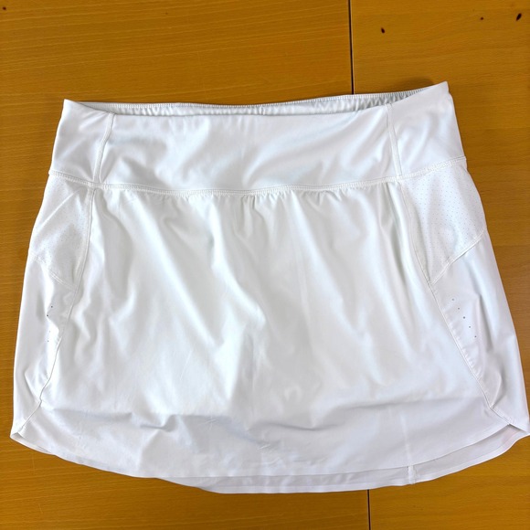 Athleta Run With It 16" Skort White XL Tennis Golf‎ Preppy Athleisure Active Gym - Picture 2 of 8